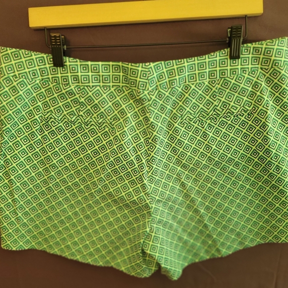 Willi Smith Green and White Bermuda Shorts with Geometric Pattern - Picture 3 of 5
